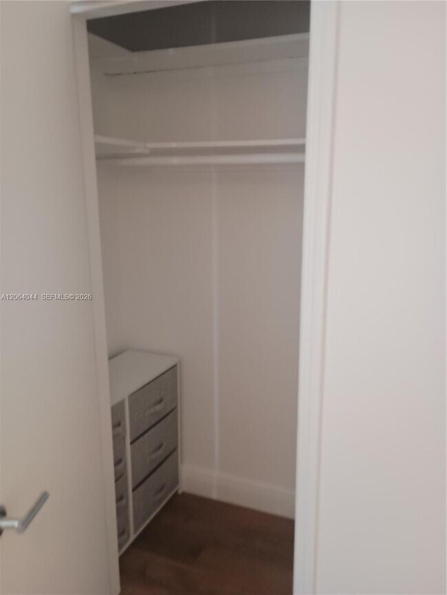 Building Photo - 545 74