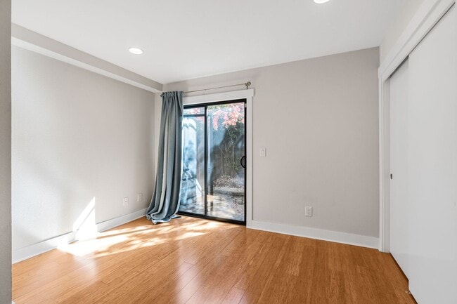 Building Photo - Modern 2BD/2BA Townhome w/ Private Yard, G...