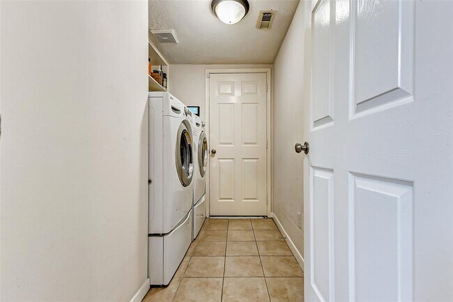 Building Photo - 2208 Breezeway Bend Dr
