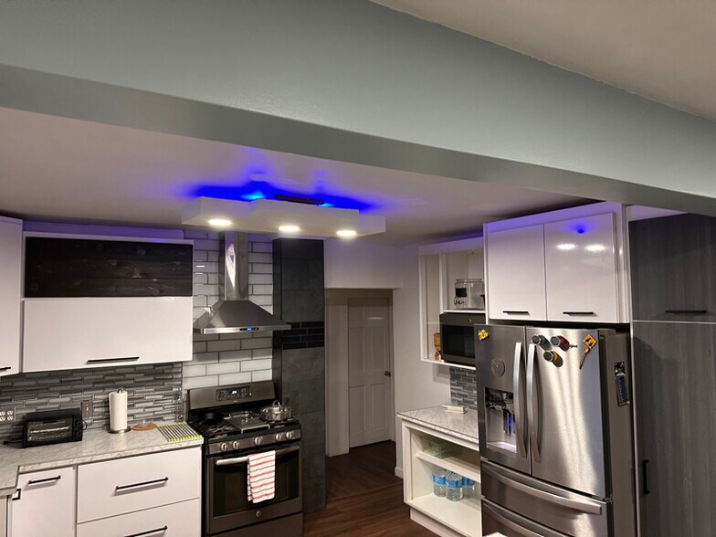 Building Photo - 676 Hampden St