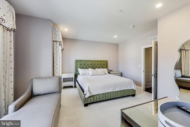 Building Photo - 10821 Symphony Park Dr