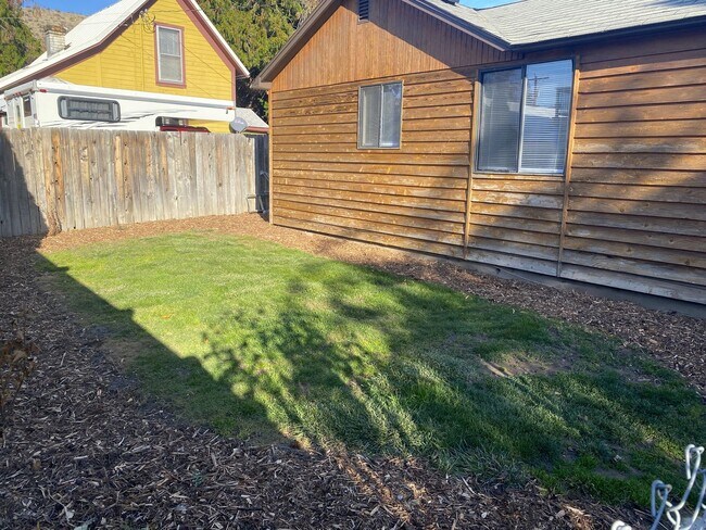 Building Photo - 523- 525  Markeson St