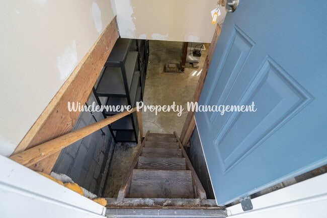 Building Photo - Beautifully Remodeled 2 bedroom in convenient location, private balcony, over sized garage, A/C a...