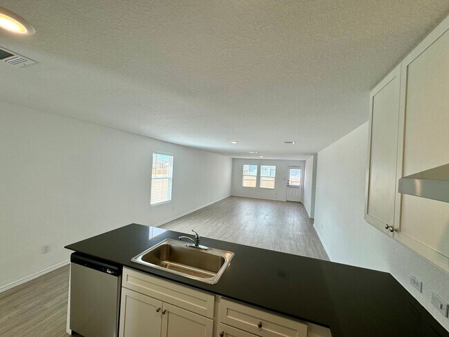 Building Photo - Modern 4-Bedroom Home with Community Pool ...