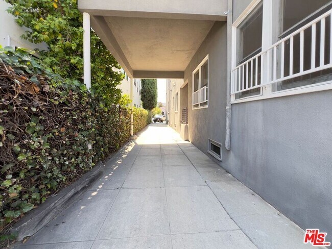 Building Photo - 1532 Rosalia Rd