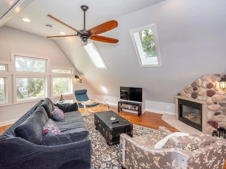 Building Photo - 607 Lincoln Ave