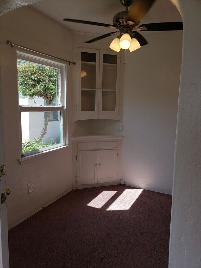 Building Photo - Summer Special $1000 REBATE! Charming stand alone cottage in gated community!