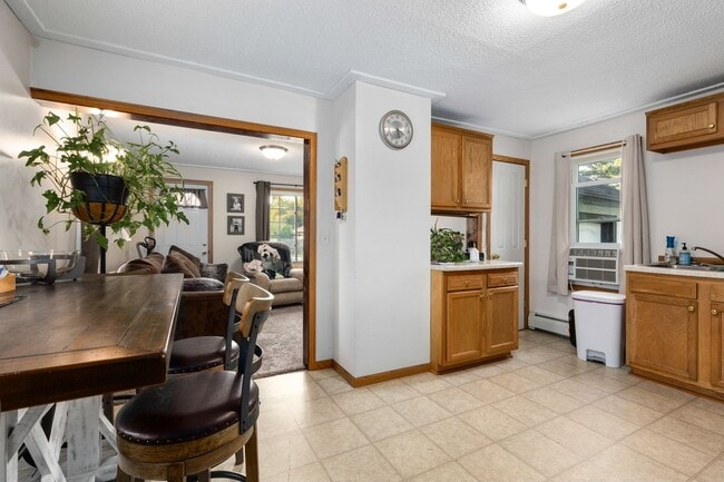 Building Photo - Cozy 3 bedroom, 1 Bathroom Home On Corner ...