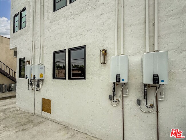 Building Photo - 150 N Arnaz Dr