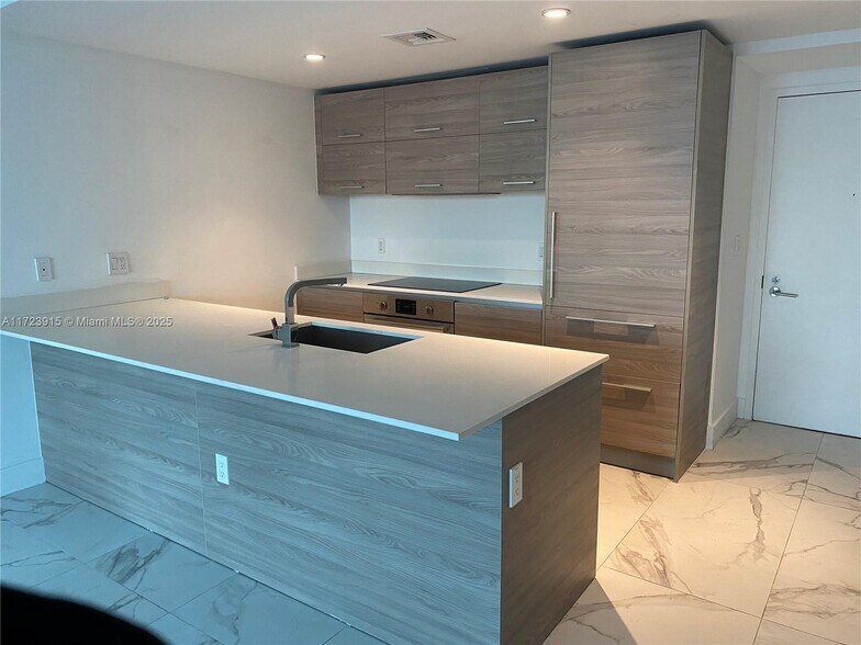 Primary Photo - 1300 S Miami Ave