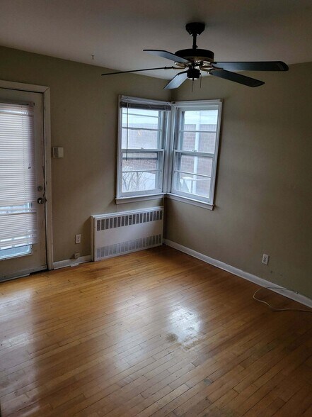 Building Photo - 128 E Maple St