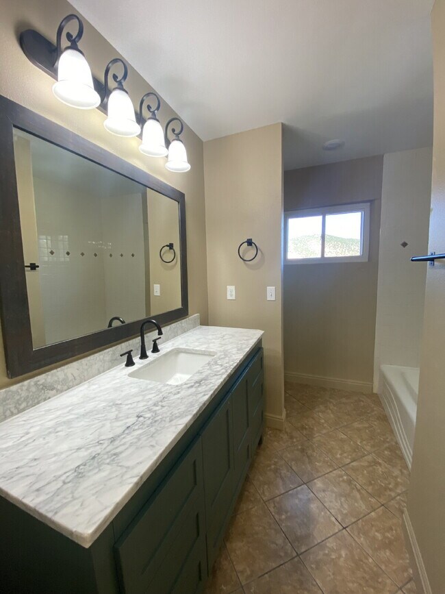 Building Photo - 2 bedroom duplex - Ground level - Prospect