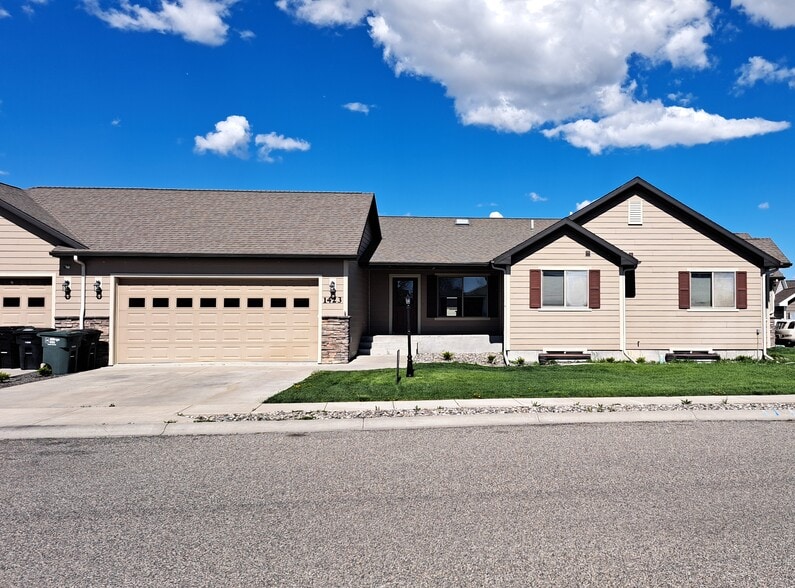 Primary Photo - 1423 Chesapeake Ln