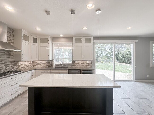 Building Photo - 32920 Northshire Cir
