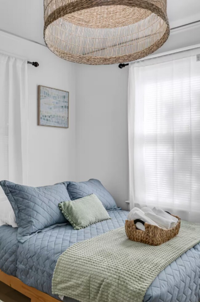 Building Photo - Furnished 2-Bedroom Corner Lot Home in Old...