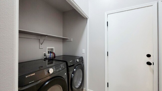 Building Photo - 8840 Spinning Wheel Ave