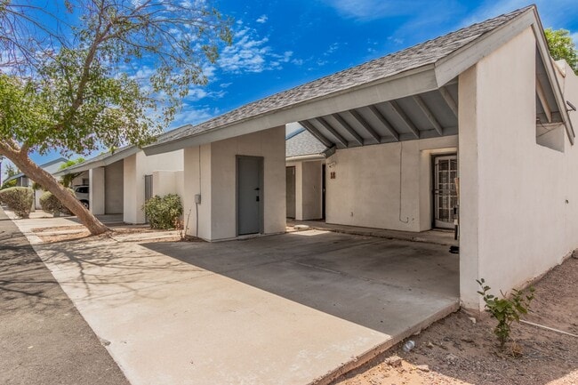 Building Photo - 3-Bedroom Furnished Townhouse with Private...
