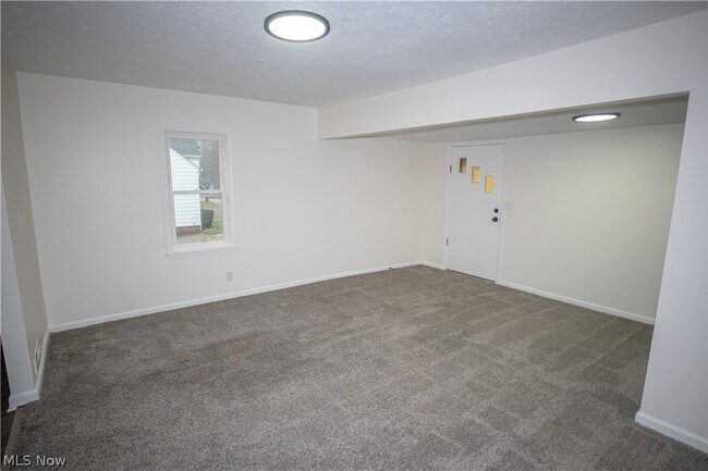 Building Photo - 84 Thames Ave