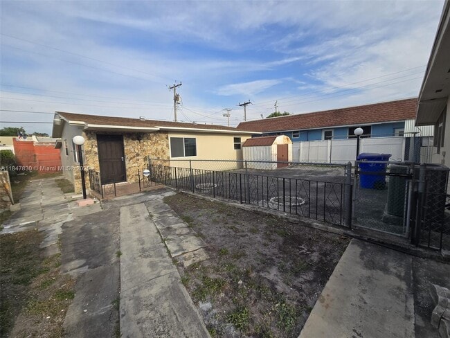 Primary Photo - 882 NW 26th Ave