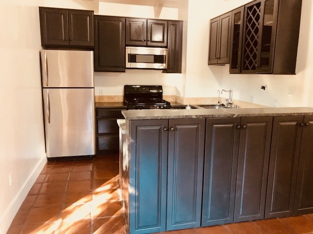 Kitchen - 1977 Coldwater Canyon Dr