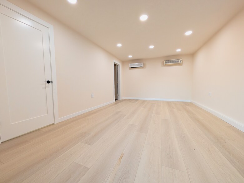 Building Photo - 18700 Collins St