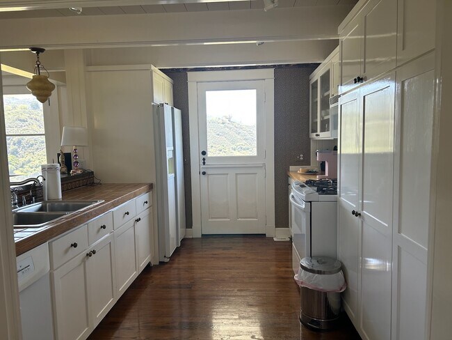Building Photo - 3838 Paseo Primario