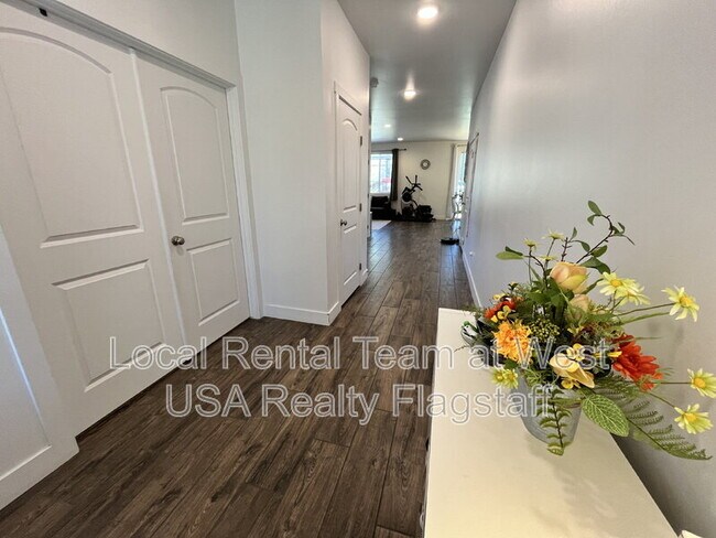 Building Photo - 2705 W Windtree Dr