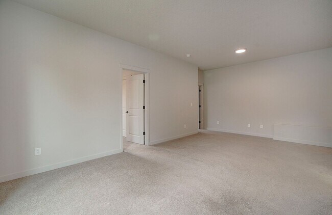 Building Photo - 3bd 2.5ba Daylight Ranch Home on Corner Lot