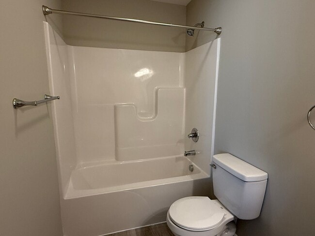 Building Photo - Fully Furnished 3 Bedroom, 2 Bath Home wit...