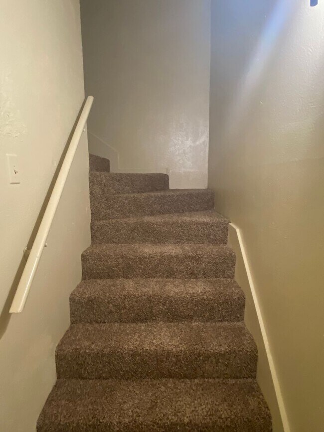 Building Photo - SPACIOUS 3 bedroom 2.5 bathroom townhome