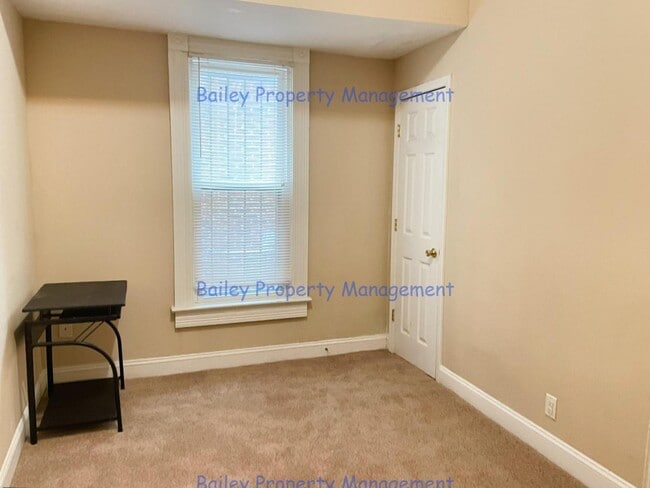Building Photo - 537 E Oak St