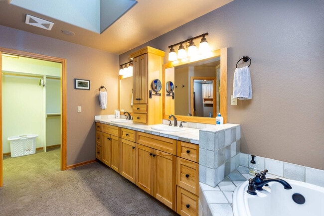 Building Photo - 17028 Cooper Dr