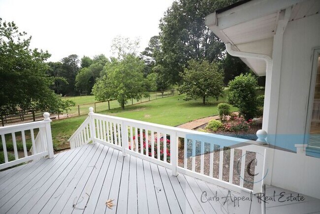 Building Photo - Westside Schools - 3 bed/ 2 bath 2,300 sq.ft.., den/family room, deck in the country on a paved r...