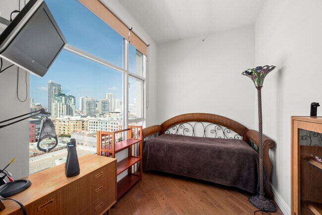 Building Photo - Top Floor Condo in the Gaslamp District!