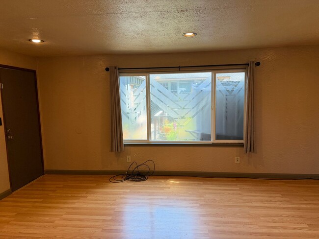 Building Photo - 1 bedroom, 1 bath duplex in Springfield!
