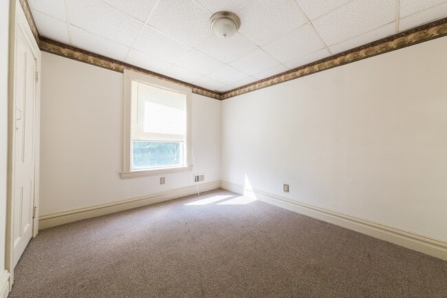 Building Photo - AVAILABLE JUNE 2026 - Great Location with Off-Street Parking Spot !