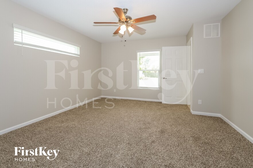 Building Photo - 2937 SW Moody Terrace