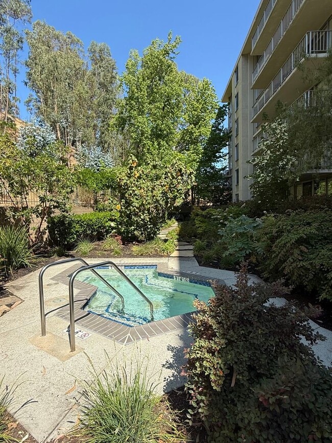 Building Photo - 1 Bed, 1 Bath Condo in Prime Belmont Location