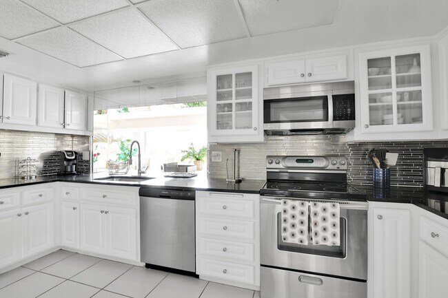 Building Photo - 450 French Royale Cir