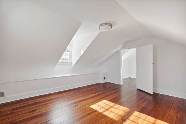 Building Photo - 89 Alexander St