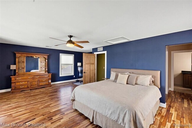 Building Photo - 2022 Willow Beach St