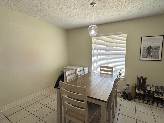 Building Photo - 208 Summerset Ct