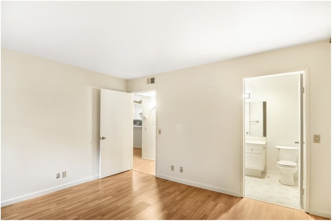 Building Photo - 2 Bedroom Ground Floor Irvine Condo