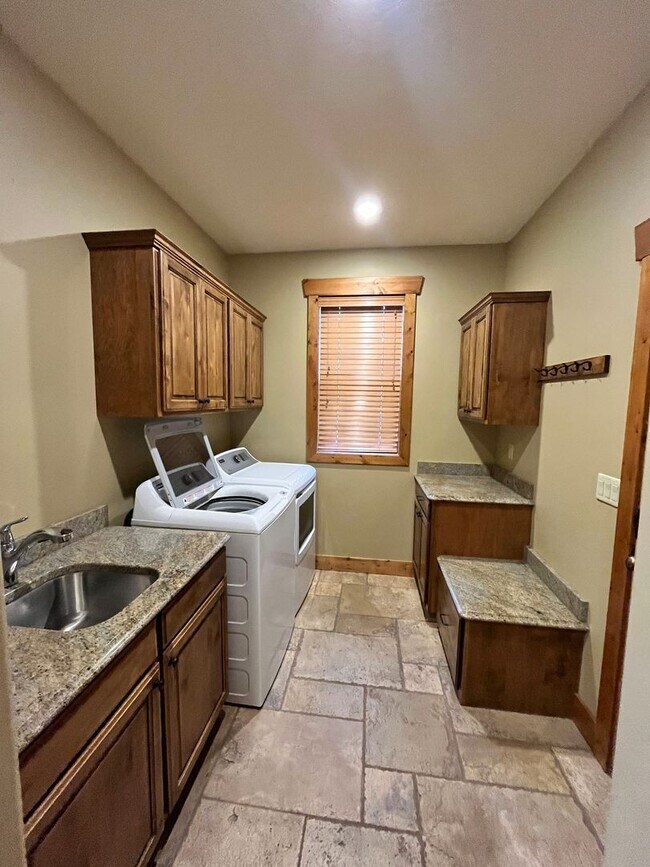 Building Photo - 3 bed, 3 bath Duplex in Driggs