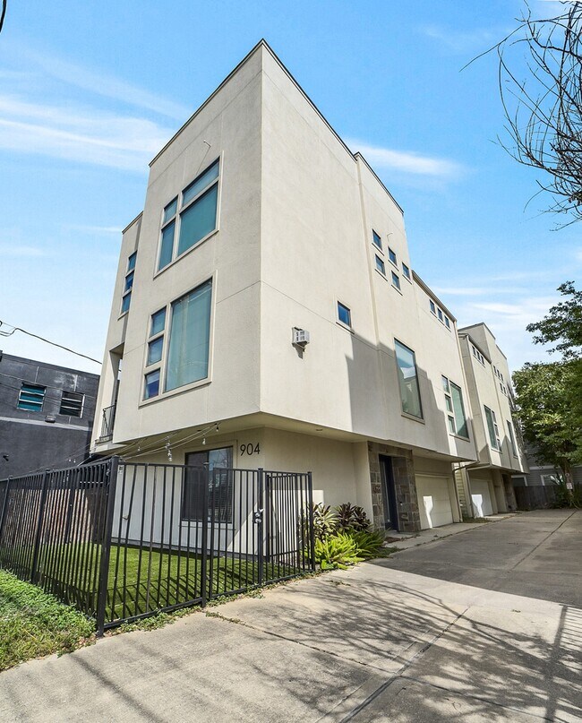 Building Photo - 904 Roy St