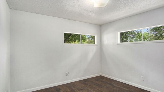 Building Photo - Beautifully Crafted 3 Bed 1 Bath Home in River Oaks!