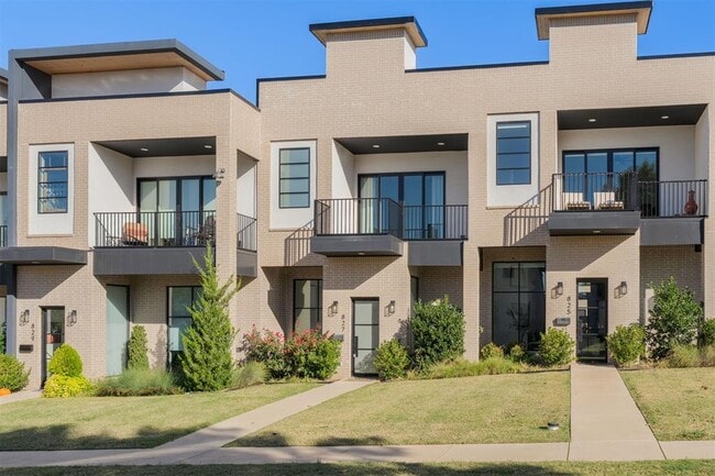 Building Photo - 827 NW 8th St