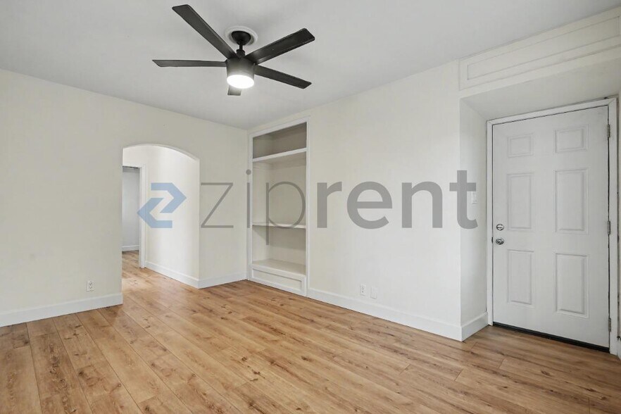 Building Photo - Unit