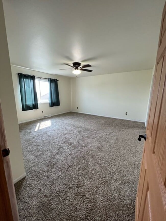 Building Photo - BEAUTIFUL & SPACIOUS 4 BEDROOM/2.5 BATH DU...
