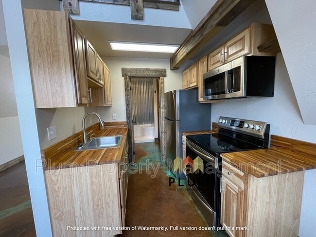 Building Photo - 213 Sommers St